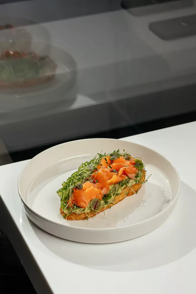 Brusketta qızıl balıq ilə